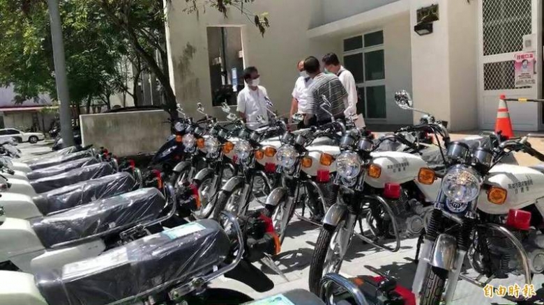 國城建設董事長捐18部警用機車。 國城建設董事長捐18部警用機車。